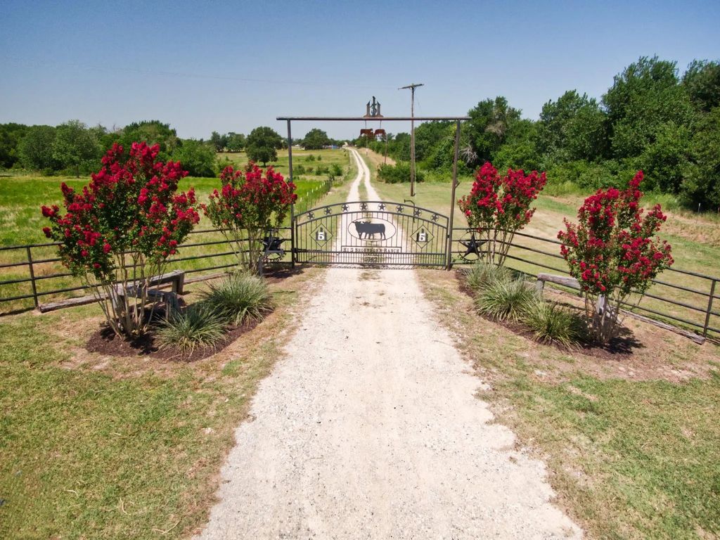 5562 County Road 1037, Celeste
