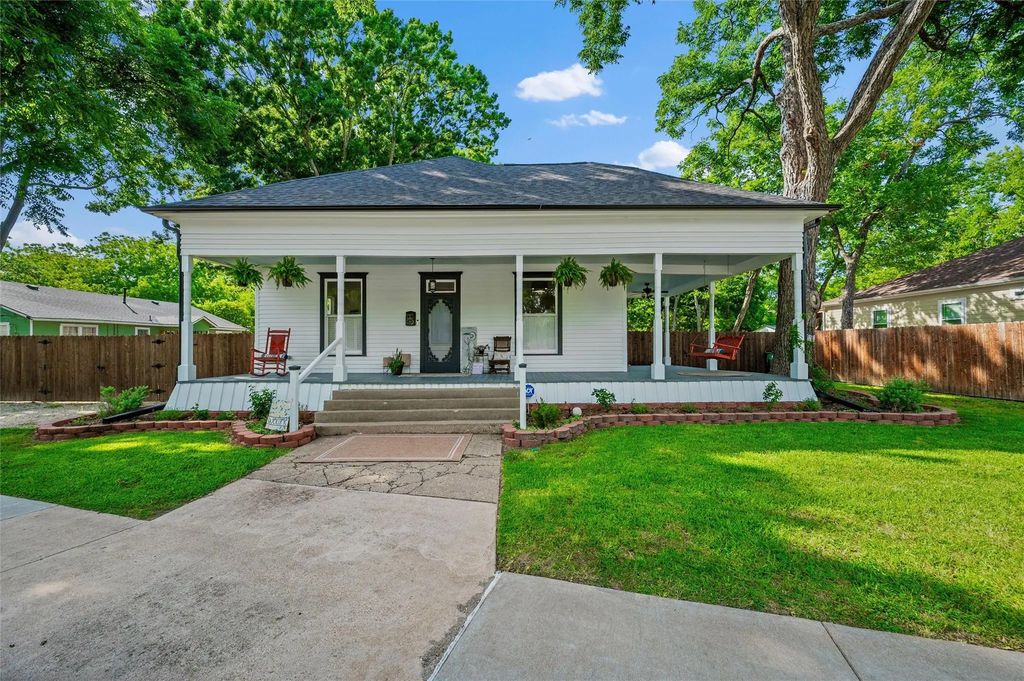 911 E Marvin Avenue, Waxahachie