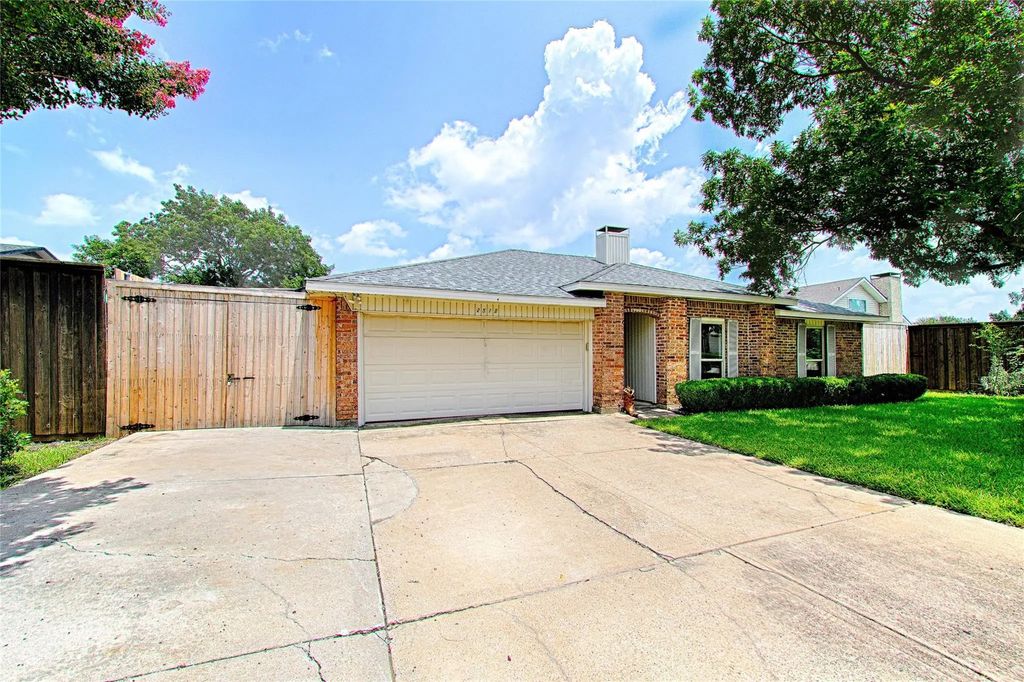 2511 Via Avenida, Carrollton
