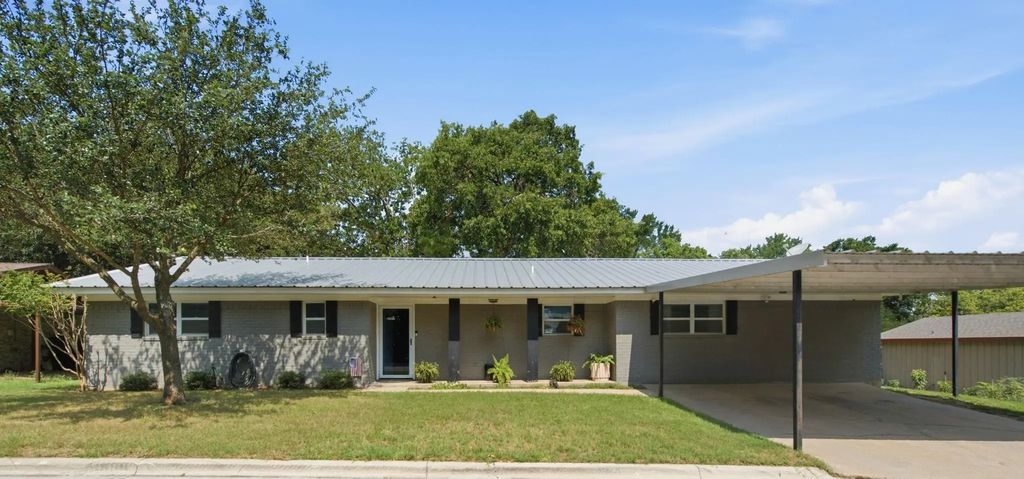 616 S Bowie Street, De Leon