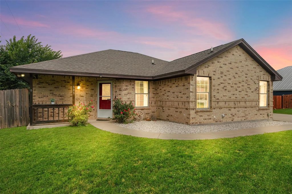 305 Ashwood Street, Azle