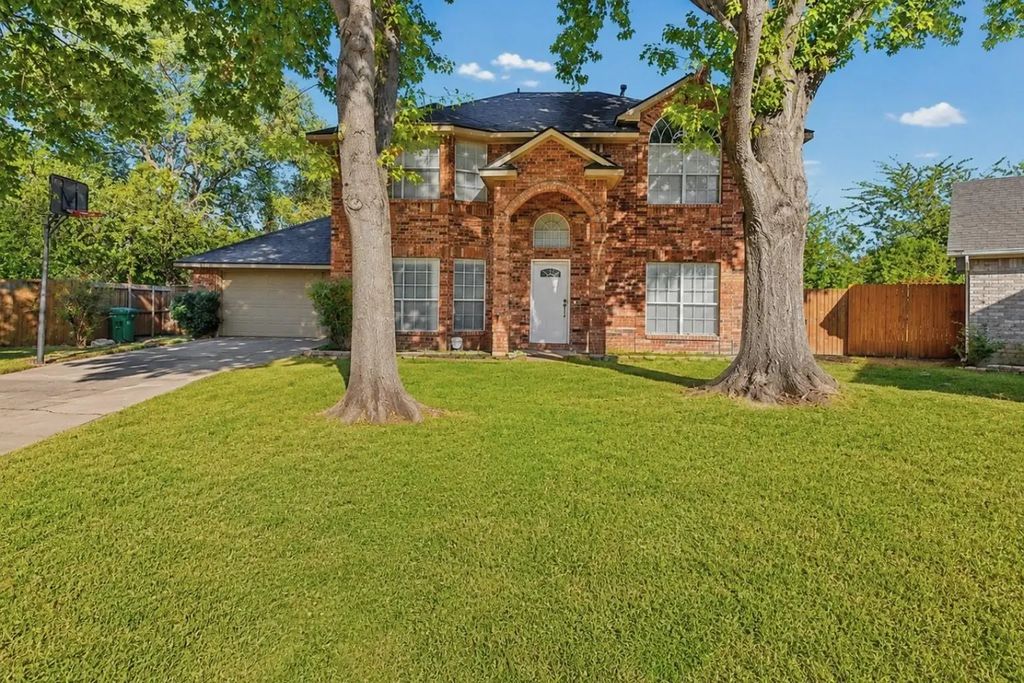 2505 Classic Court W, Bedford
