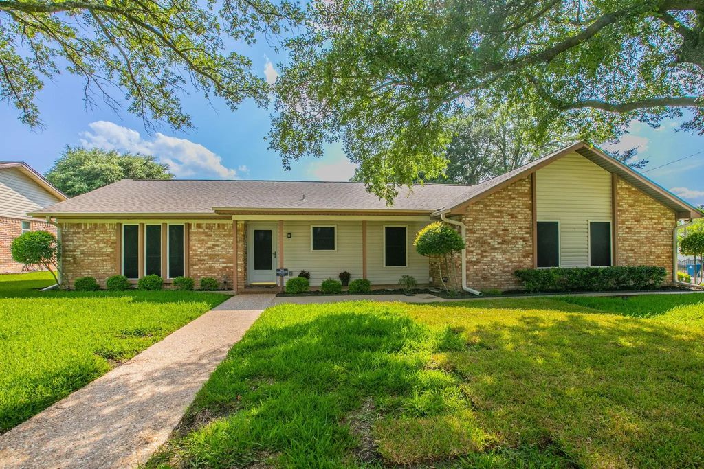 241 Travis Lane, Hewitt