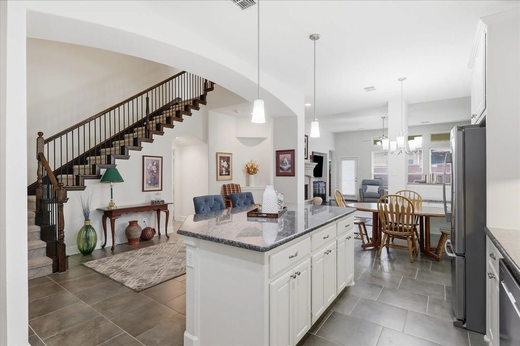 2713 Cole Castle Drive, Lewisville