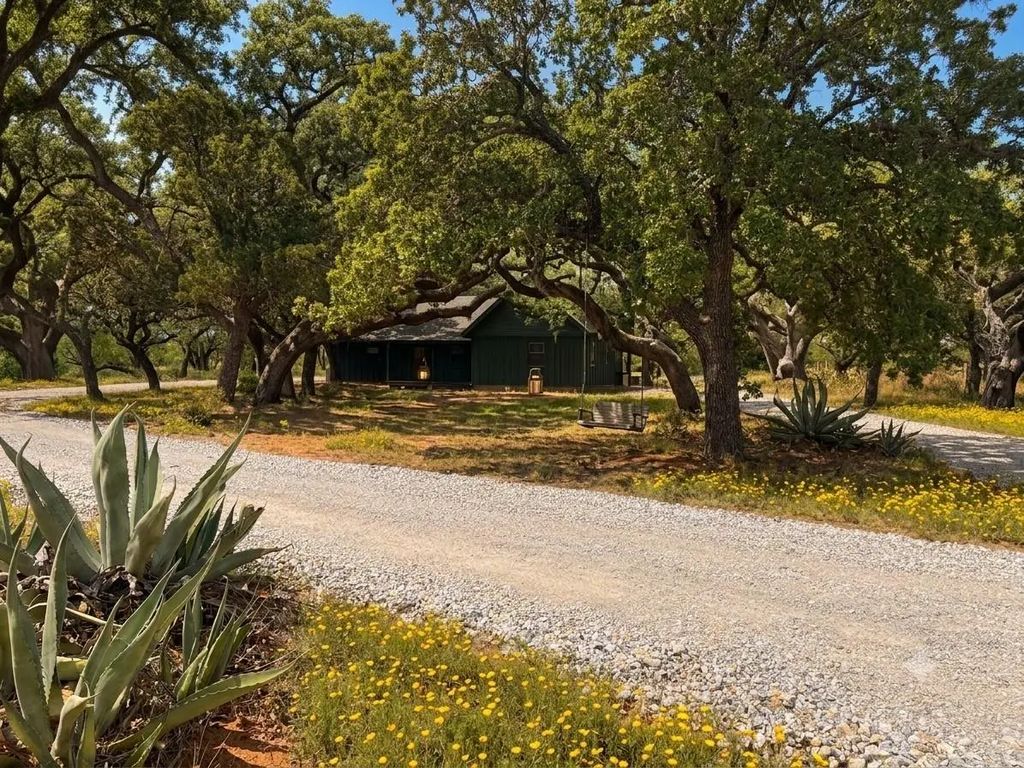 1609 County Road 207, Ovalo