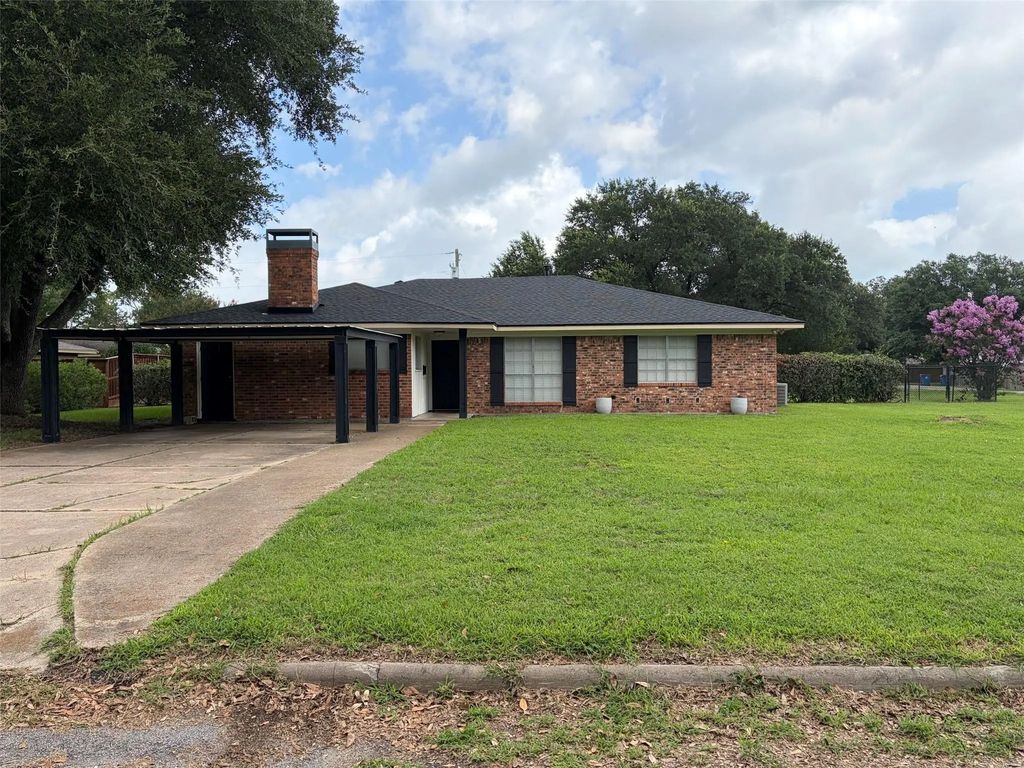 1027 Evergreen Street, Mexia
