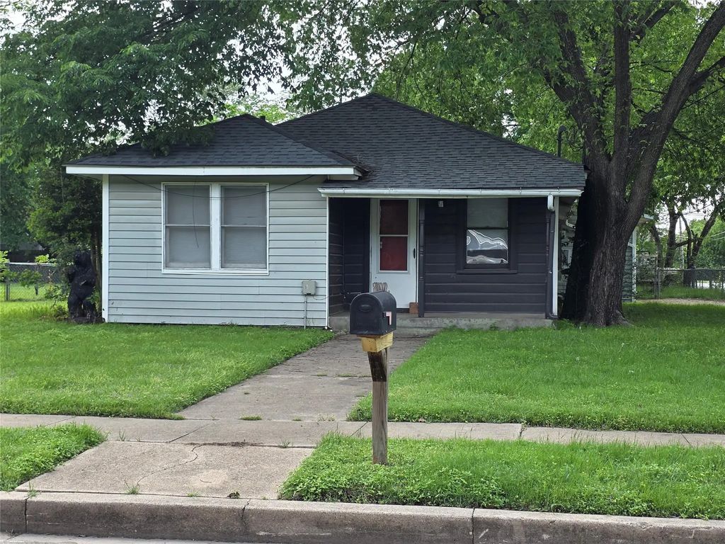 1315 N Robinson Street, Cleburne
