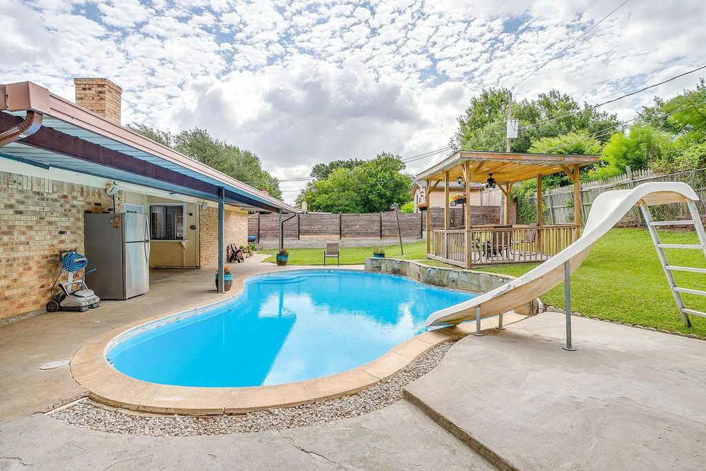 2421 Parkside Drive, Grand Prairie