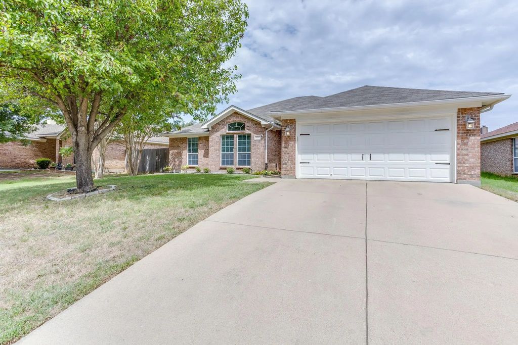 1020 Thistle Meade Circle, Burleson