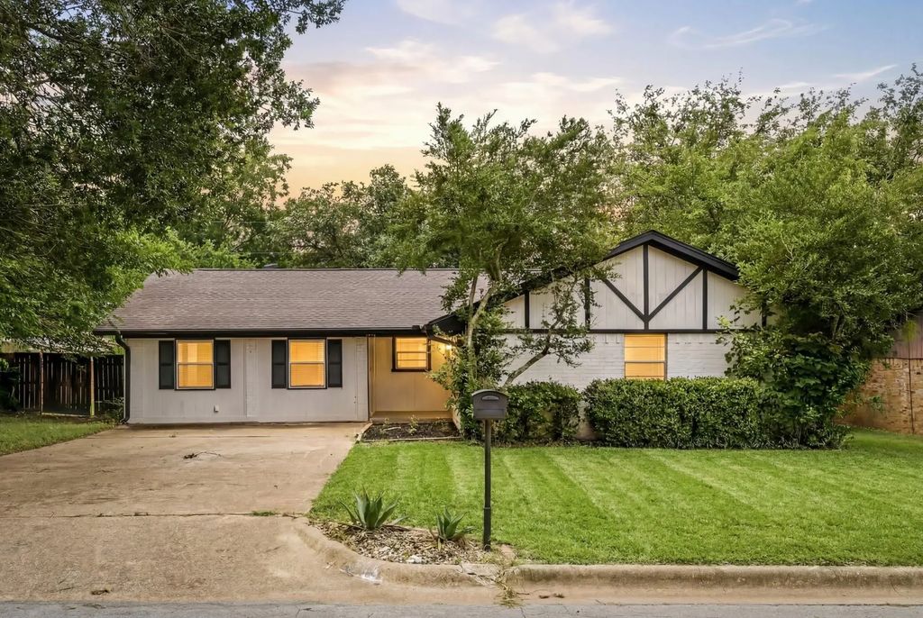 1213 Vivienne Street, Weatherford