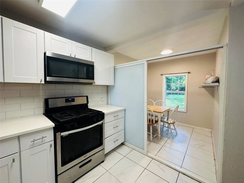 107 N Dwight Avenue, Dallas