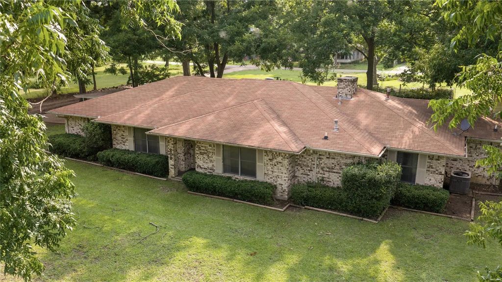 209 N Harrison Street, Roxton
