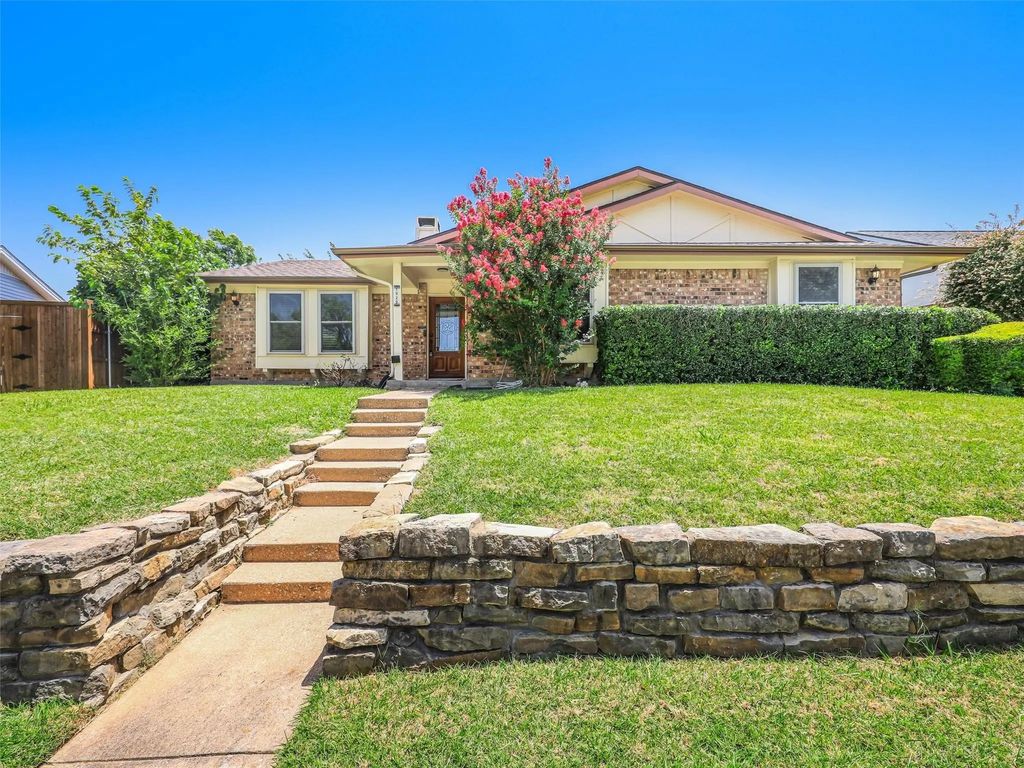 1929 Avignon Court, Carrollton