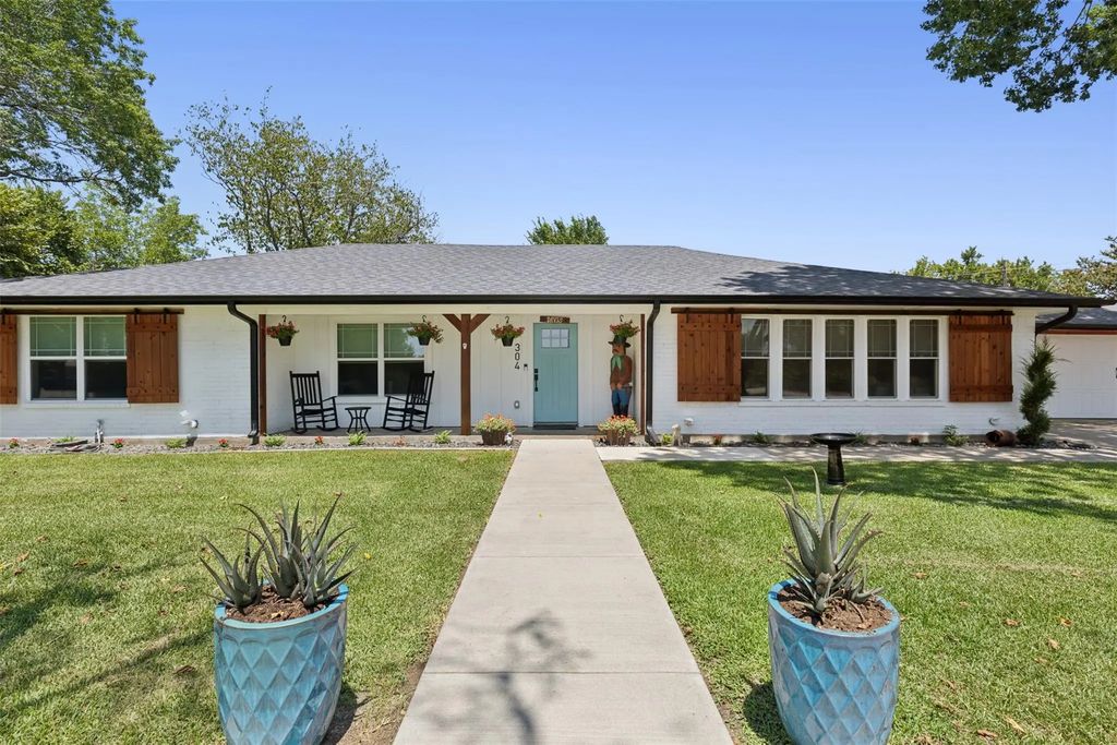 304 W Links Drive, Godley