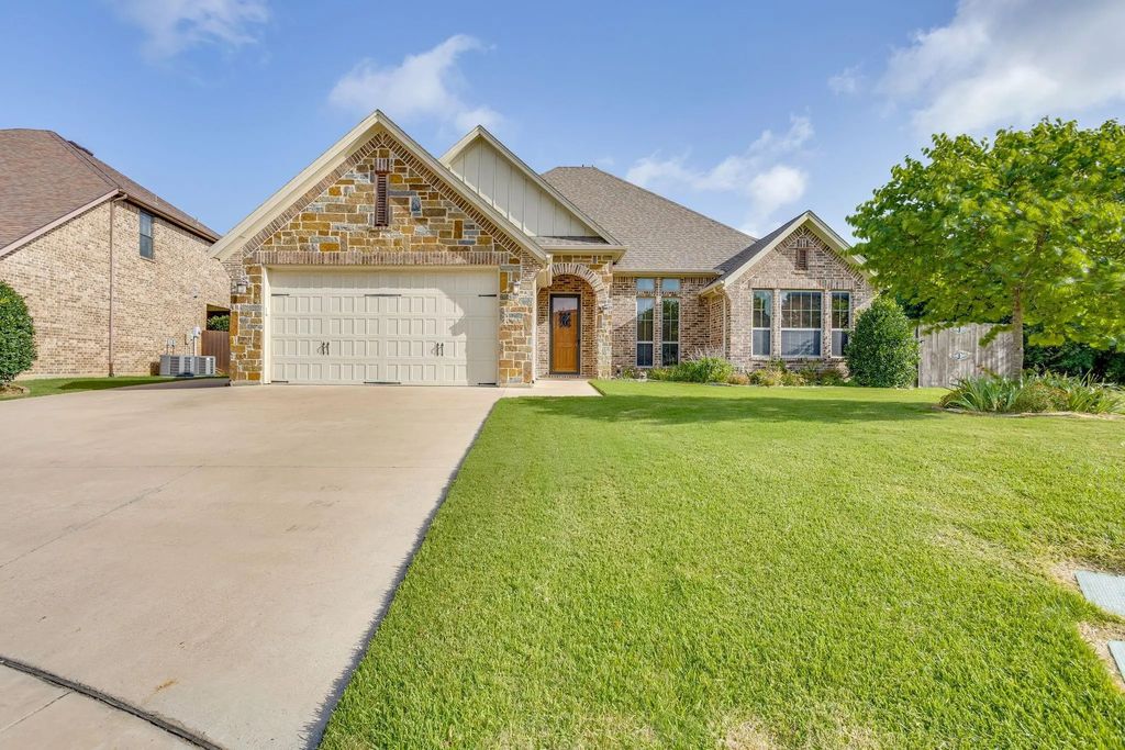 2946 Masters Court N, Burleson