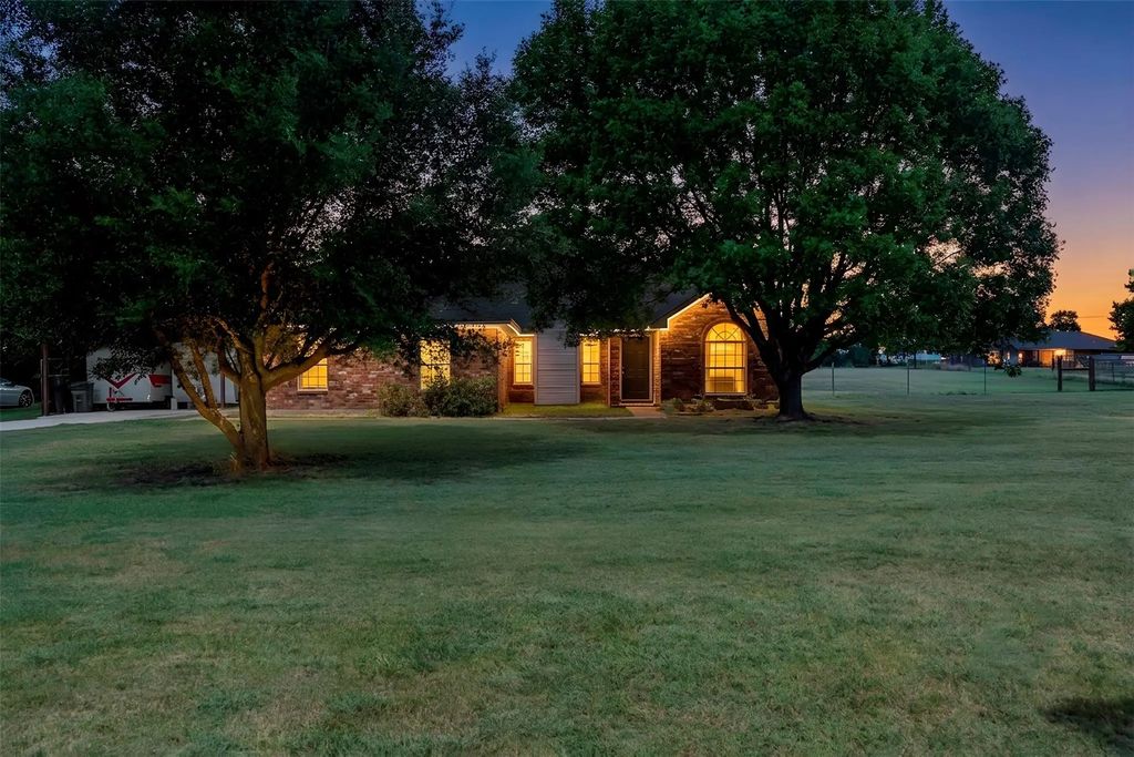 541 Bakers Branch Road, Waxahachie