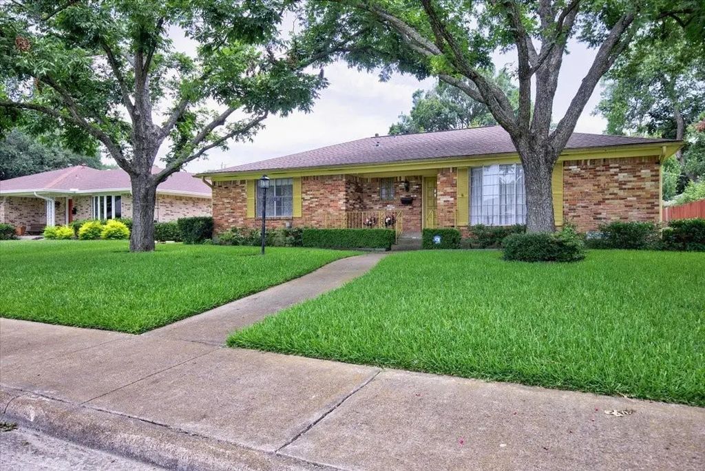 2210 Babalos Lane, Dallas