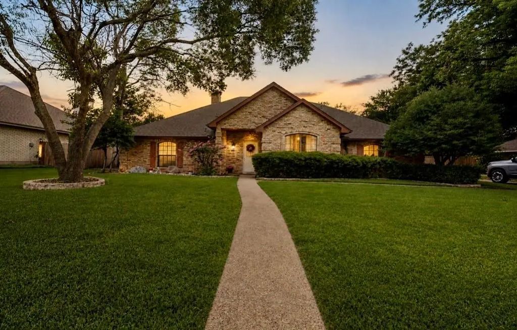 3658 Snow Creek Drive, Fort Worth