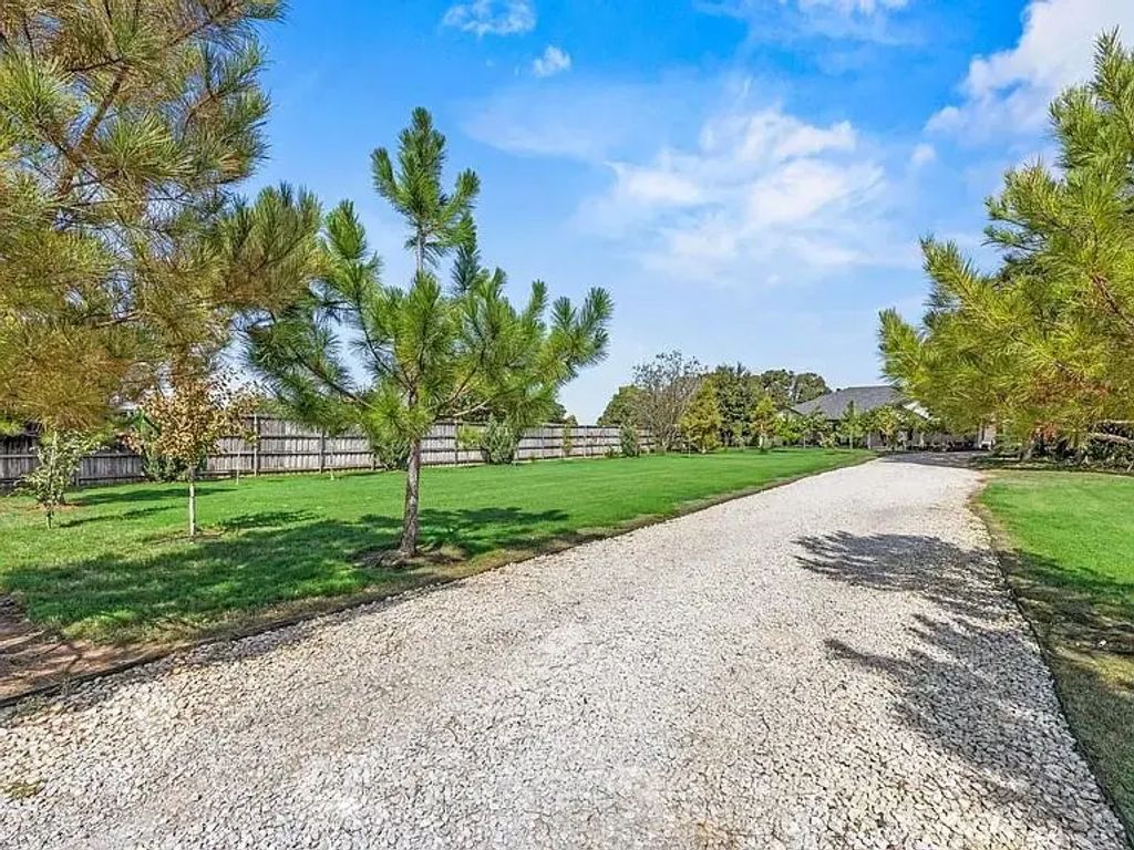 2100 W Continental Boulevard, Southlake