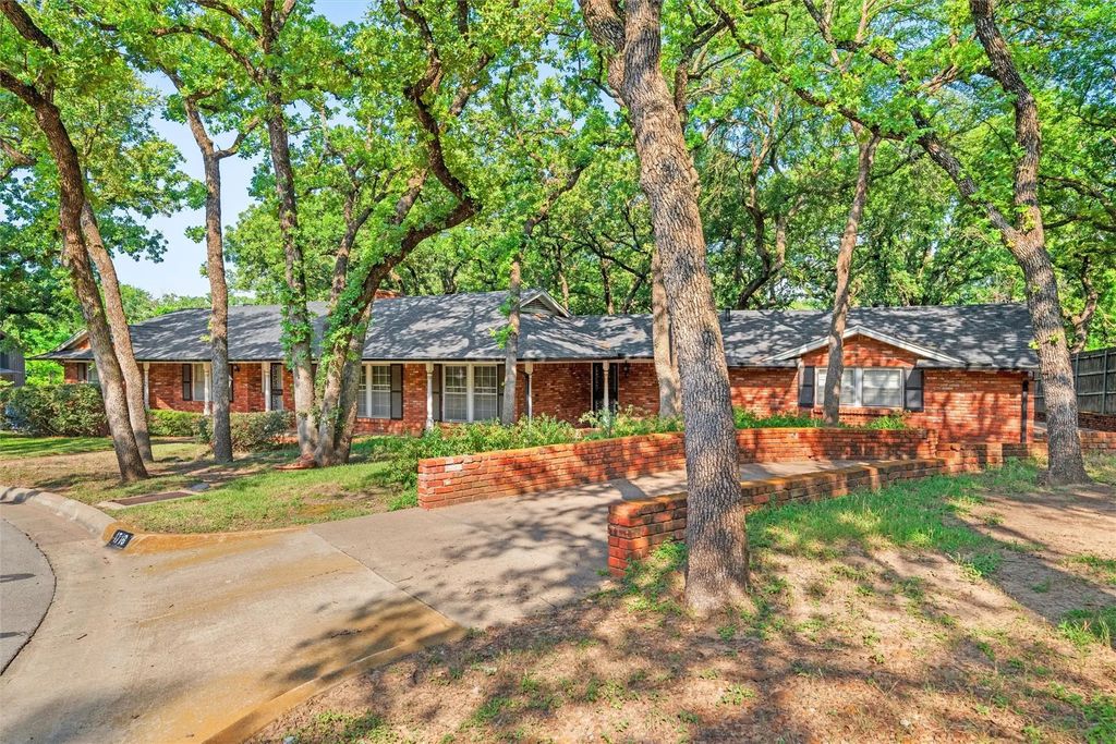 1716 Jacqueline Court, Fort Worth