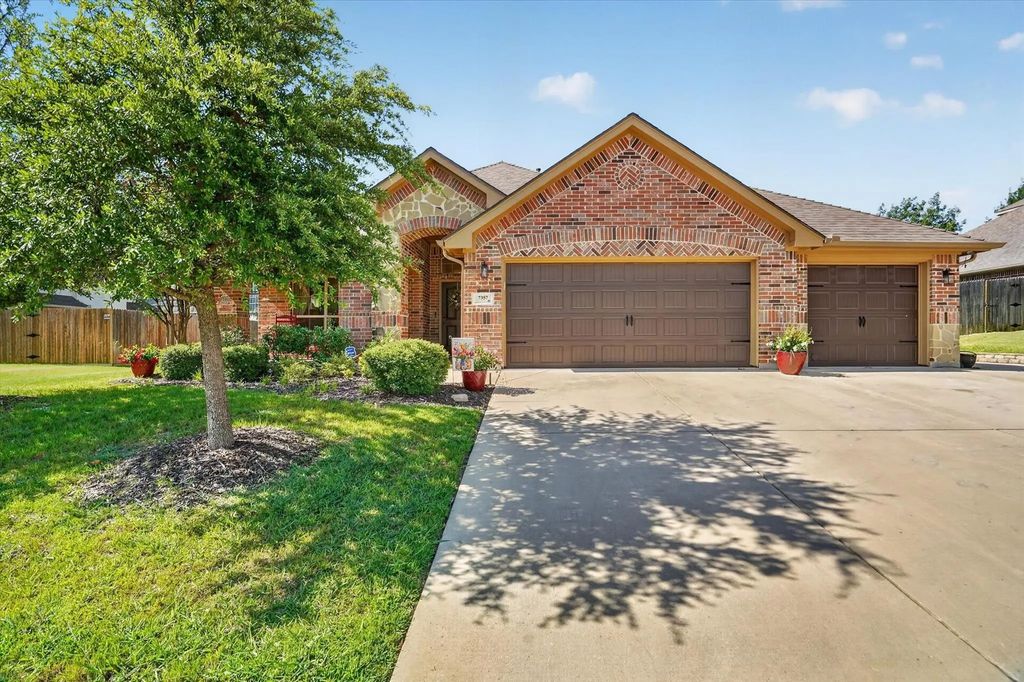7357 Lake Rock Drive, Fort Worth