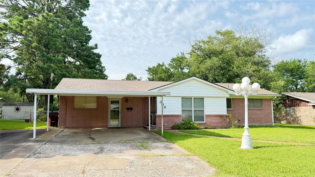 309 Glen Oaks, Bonham