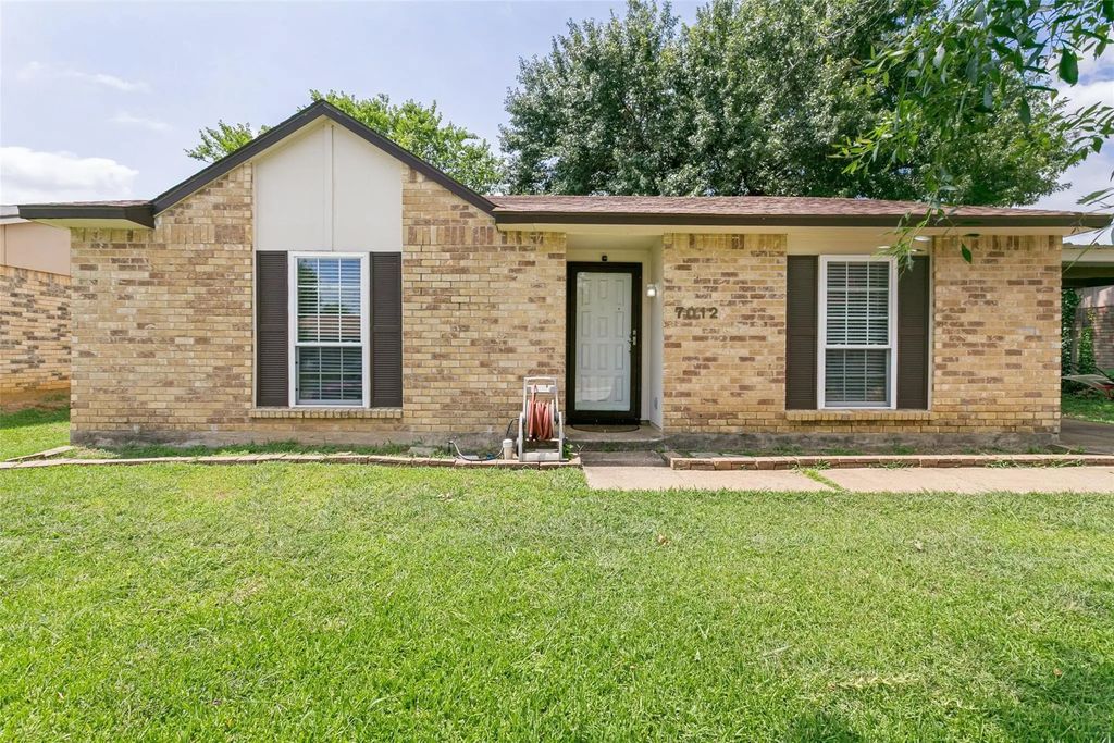 7012 Greenview Circle S, Fort Worth