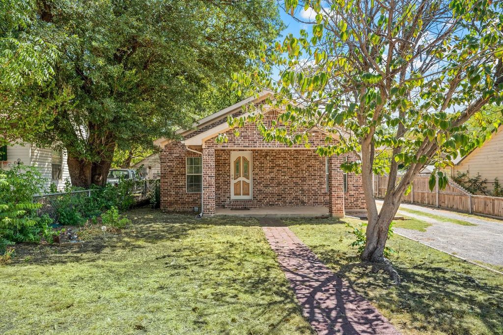 422 N Wood Street, Denton