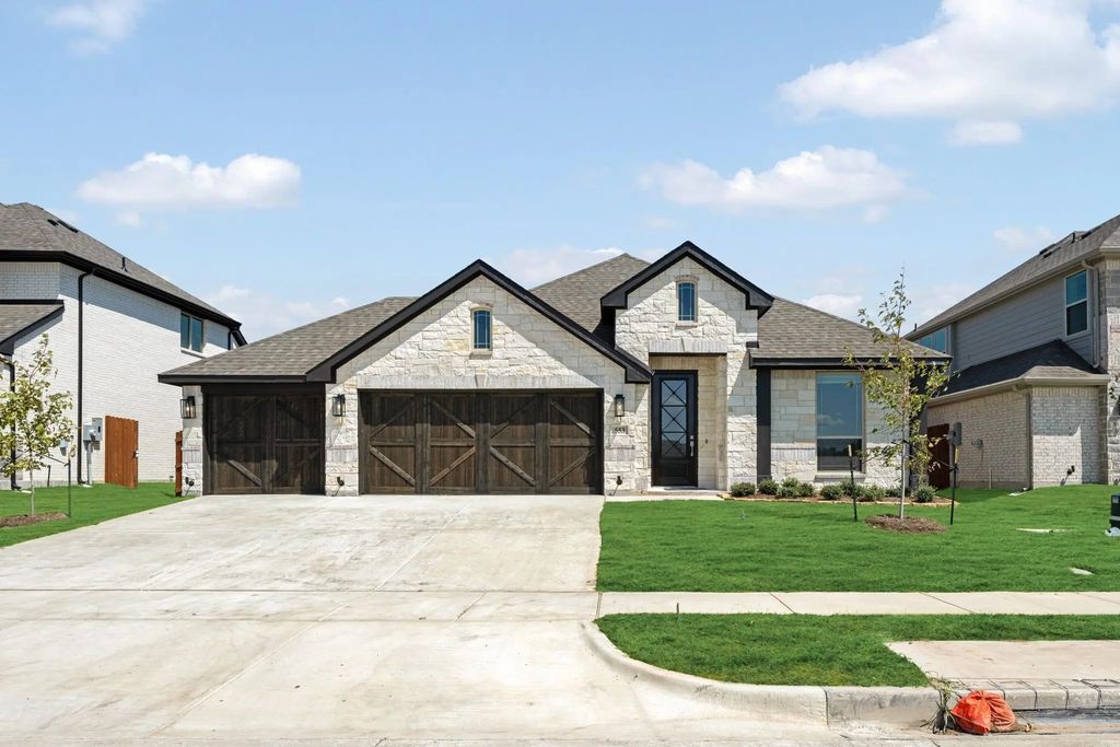 553 Red Maple Road, Waxahachie