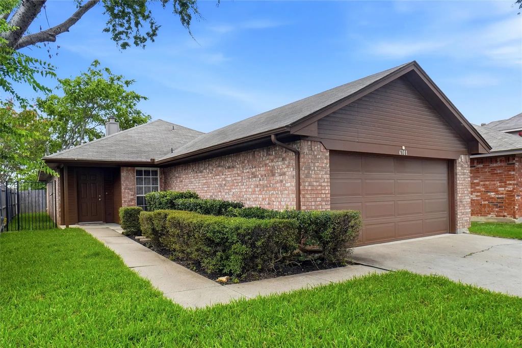 6701 Driffield Circle W, North Richland Hills
