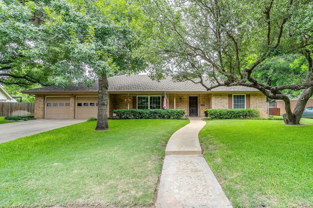8520 Marys Creek Drive, Benbrook