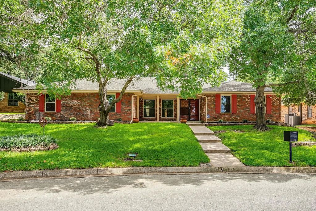 1800 Briarcrest Lane, Arlington