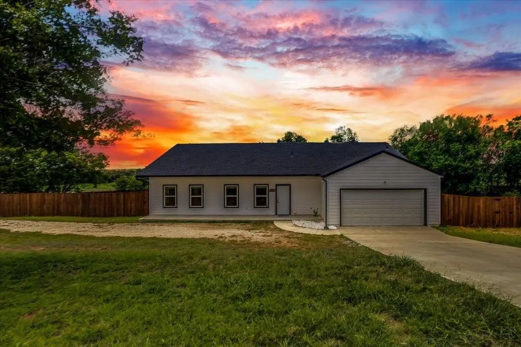 1409 County Road 913, Burleson
