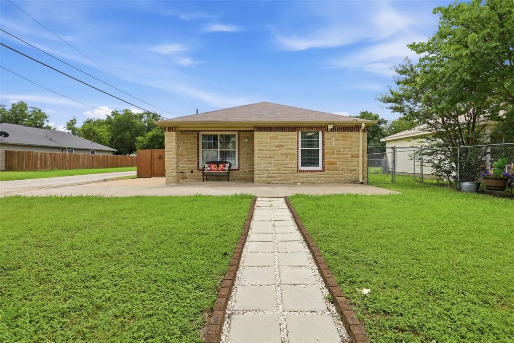 201 Eastland Street, Cleburne