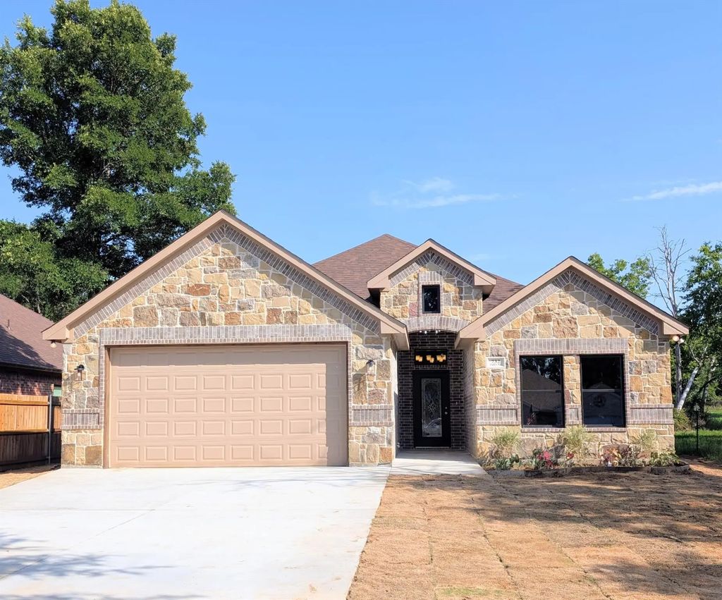 732 Fuller Avenue, Cleburne