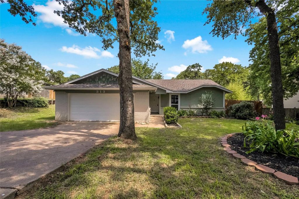 313 High Crest Drive, Azle