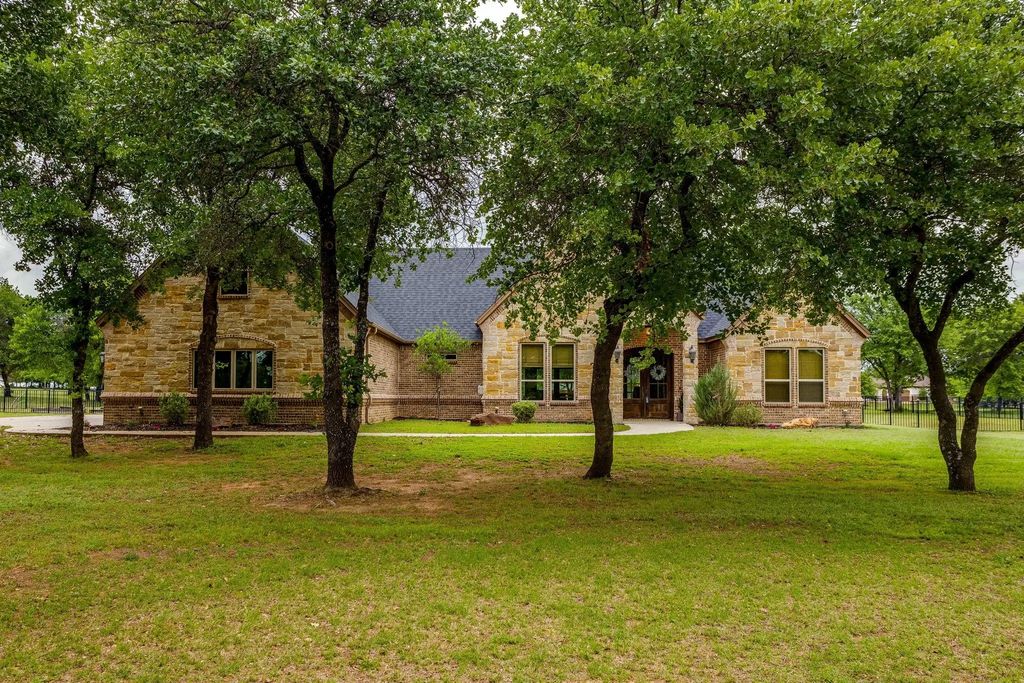 106 Treeline Court, Lipan