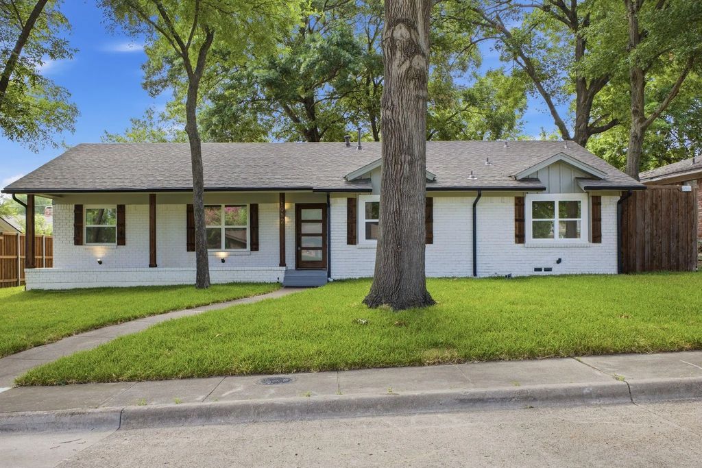 1912 Greenbriar Court, Plano