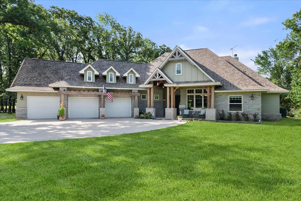 930 Waters Edge Drive, Corsicana