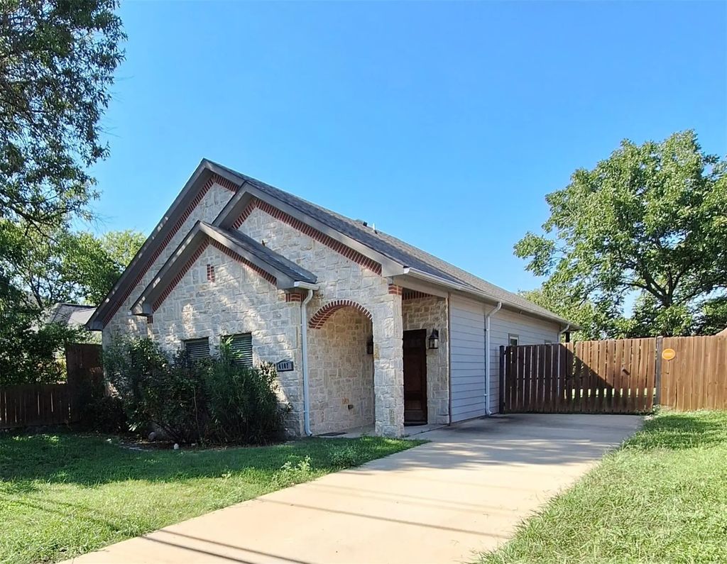 4107 Canada Drive, Dallas