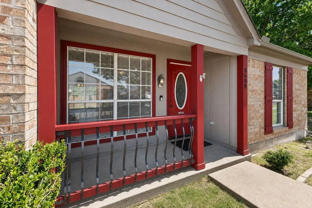 4609 Feathercrest Drive, Fort Worth