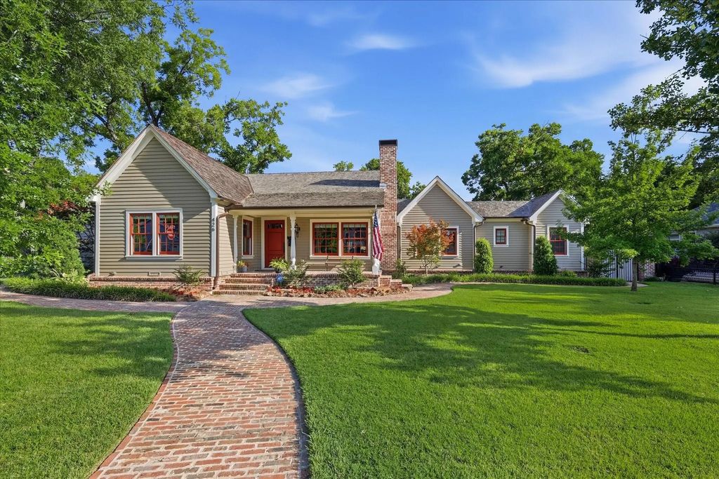 426 E Texas Street, Grapevine