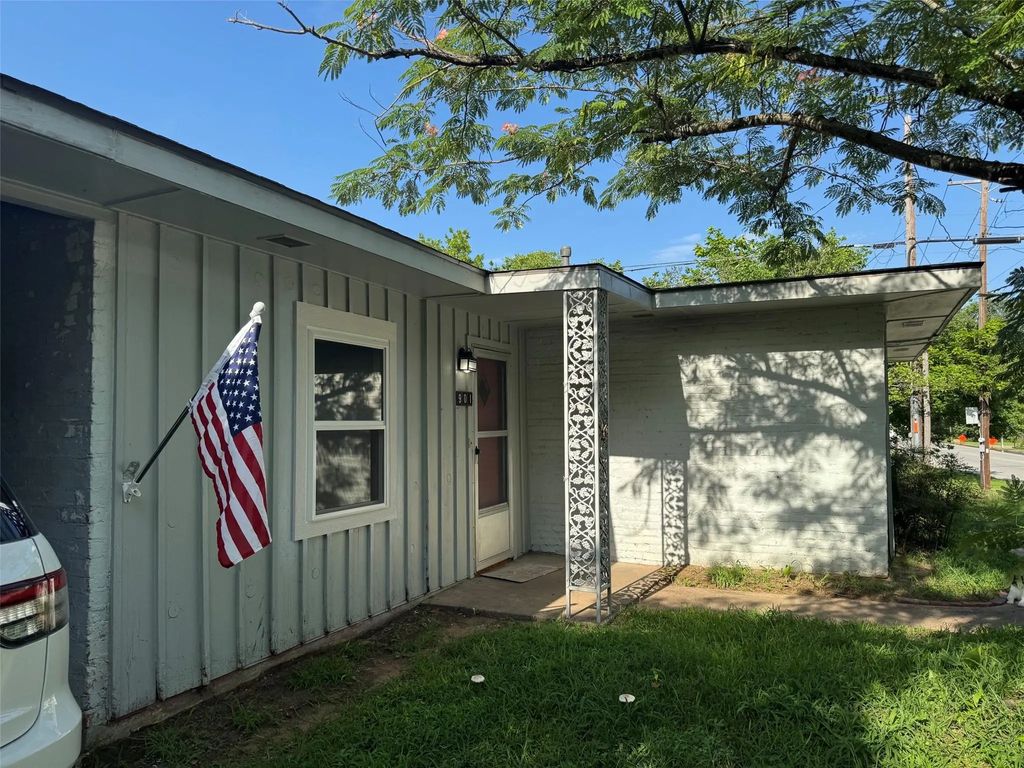 901 W Coffin Street, Denison