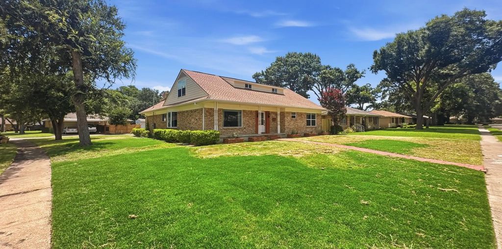 2122 Castleford Lane, Garland