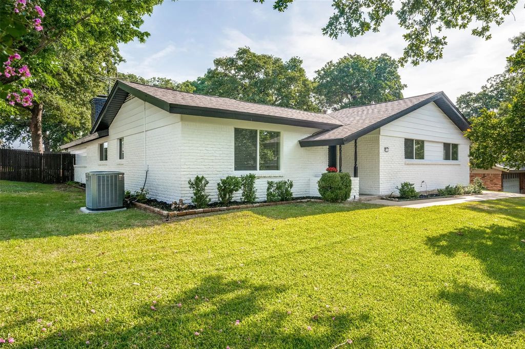 740 Bedford, Hurst