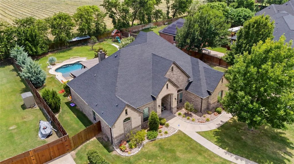 8240 St Johns Drive, Waxahachie