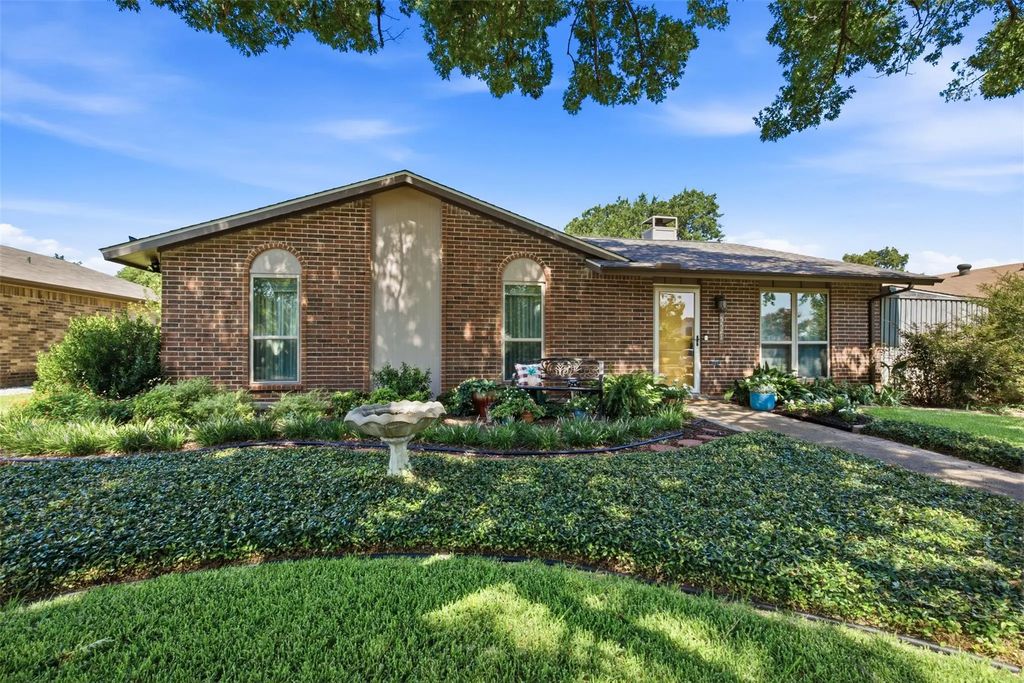 5521 Pike Place, Garland
