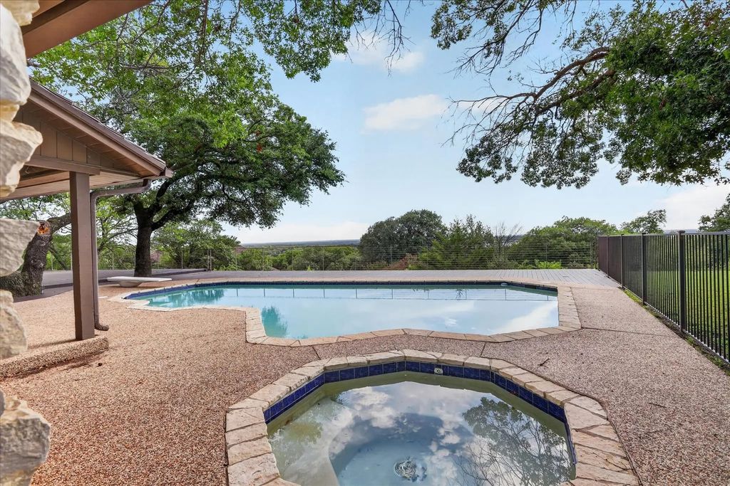 8628 Stonewood Drive, Fort Worth