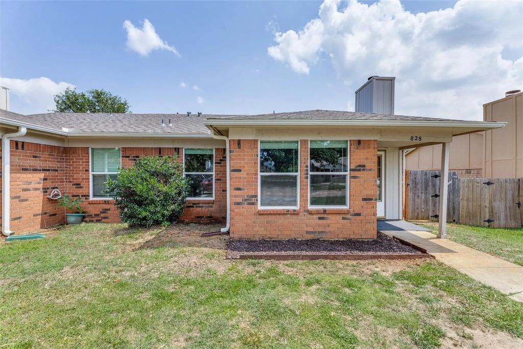 828 Woodland Court, Kennedale