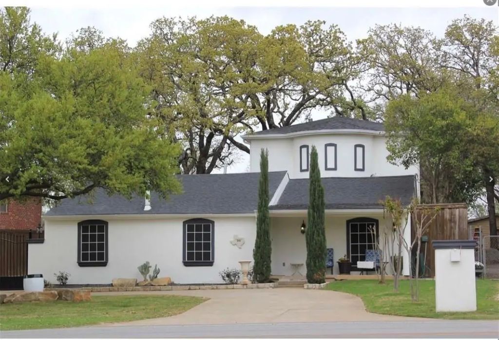 106 E Shady Grove Road, Grand Prairie
